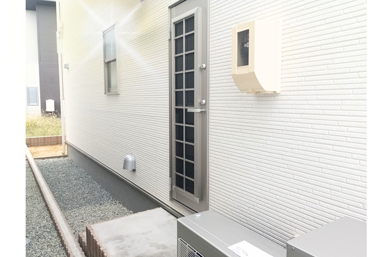 長野市で暮らしをデザインする不動産　土木外構　ワンストップ　カズケン アイコン　勝手口